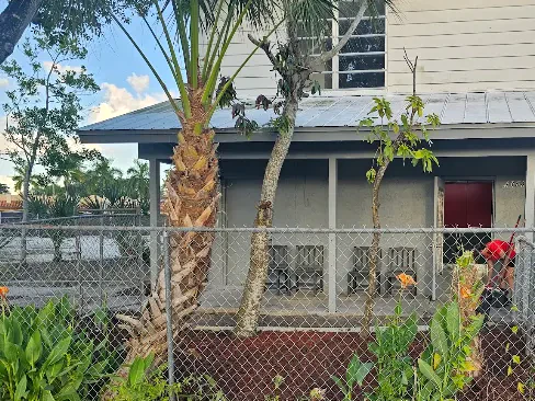 Exterior of the Tire Doctor MD shop in Punta Gorda, with its entrance and front landscaping.